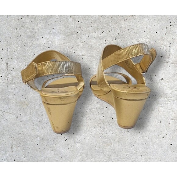 Isaac Mizrahi LIVE Gold Leather Double Strap Aubrey Wedge Sandal 8.M PREOWNED - Picture 8 of 13